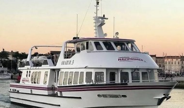 Le bateau Orazur III dans le Vieux Port au coucher du soleil ORAZUR III LA ROCHELLE VIEUX PORT