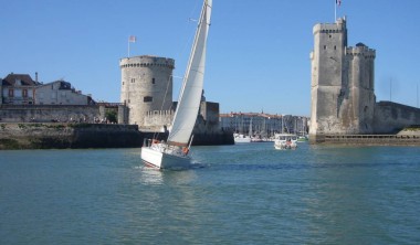 Sortie journée avec nuit à bord - la Voile pour Tous Kirikou devant les Tours - La Voile pour Tous