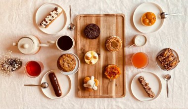 table vue du dessus avec des boissons chaudes et des pâtisseries Gouter chez Brix