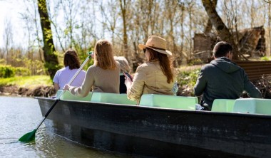 Balade en barque dans le Marais poitevin à Bazoin