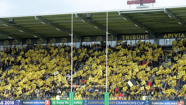 Tribune du stade rochelais avec les drapeaux