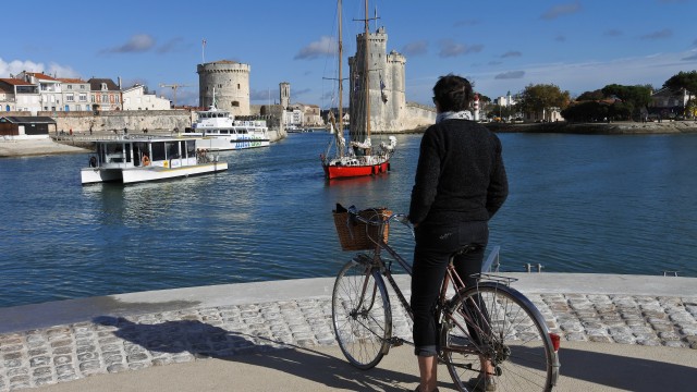 Une cycliste regardant le vieux Port de La Rochelle