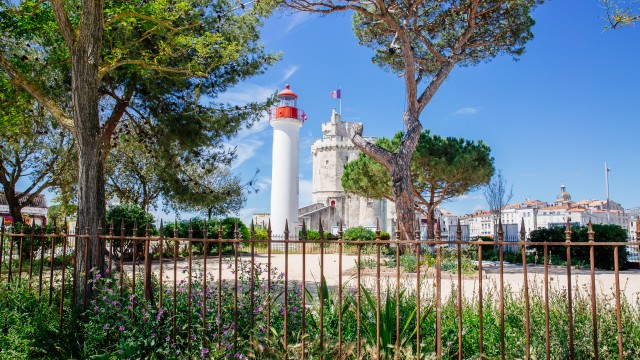 Vue sur le phare rouge et la Tour St-Nicolas depuis le square Valin