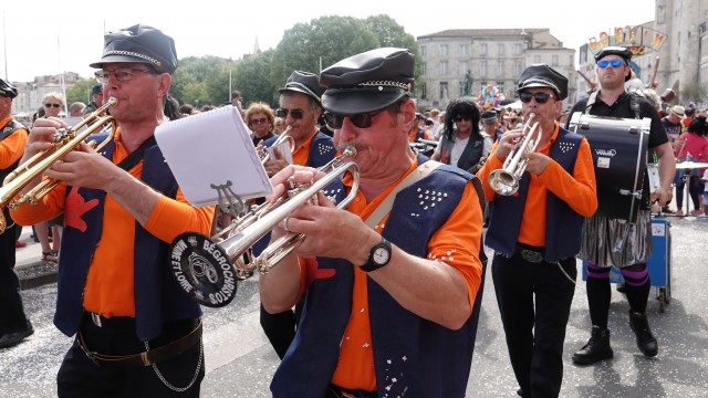 Musiciens en parade sur le Vieux Port de La Rochelle
