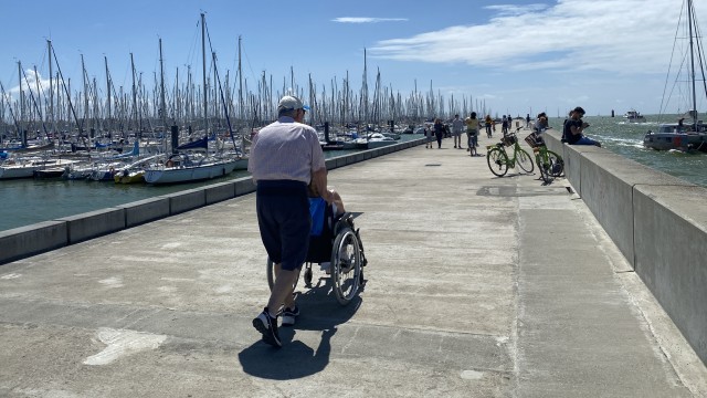 Fauteuil roulant sur la digue du Nouveau Monde