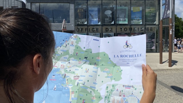 Personne lisant la carte touristique de La Rochelle
