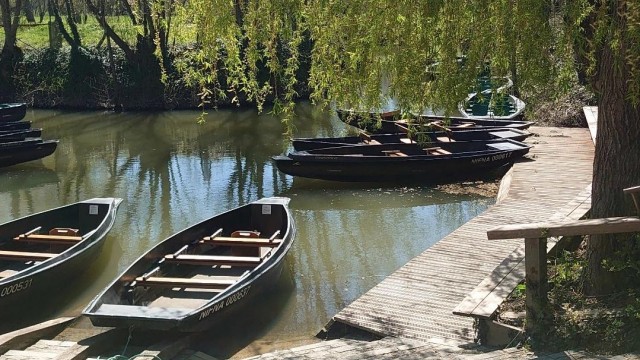 Embarcadère dans le marais poitevin La Rochelle Océan Van