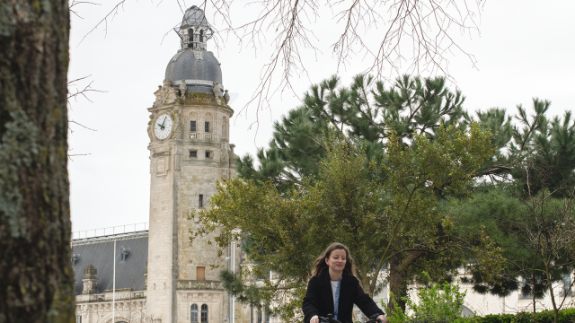 Gare de La Rochelle avec cycliste 
