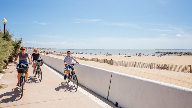 Balade à vélo le long de la plage de Châtelaillon-Plage