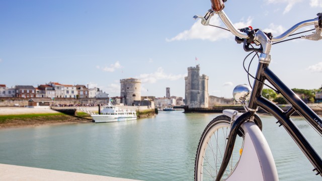 Vélo devant les tours de La Rochelle