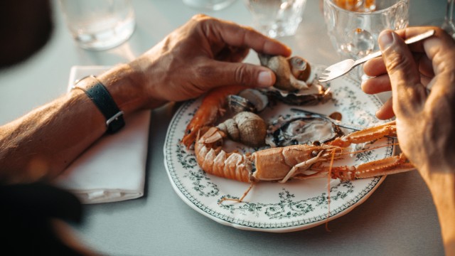 Dégustation de fruits de mer dans une assiette