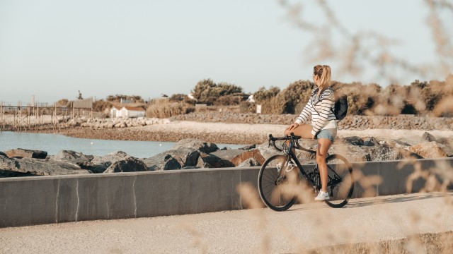 Femme à vélo à la Pointe du Chai