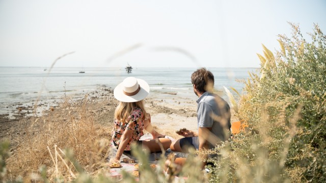 Couple qui pique-nique devant le Phare du Bout du Monde