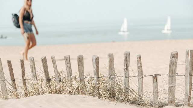 Femme marchant sur la plage de Châtelaillon-Plage