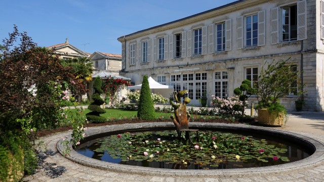 jardin des plantes avec un bassin