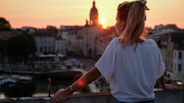 Femme regardant le soleil couchant sur le Vieux Port