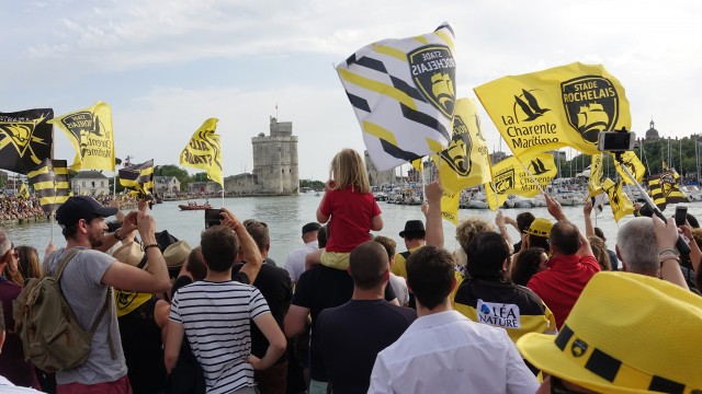 Supporters de l'atlantique stade rochelais devant le Vieux Port